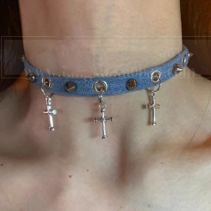 Twisting Metal Chain Leather Choker
