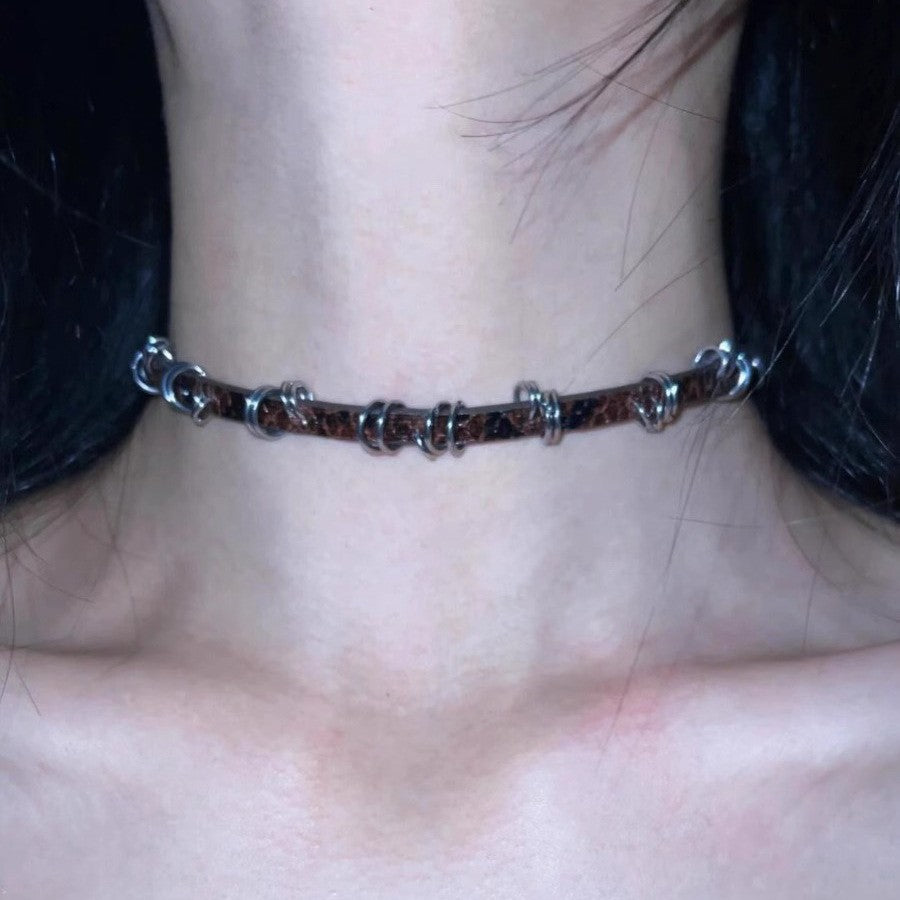 Twisting Metal Chain Leather Choker