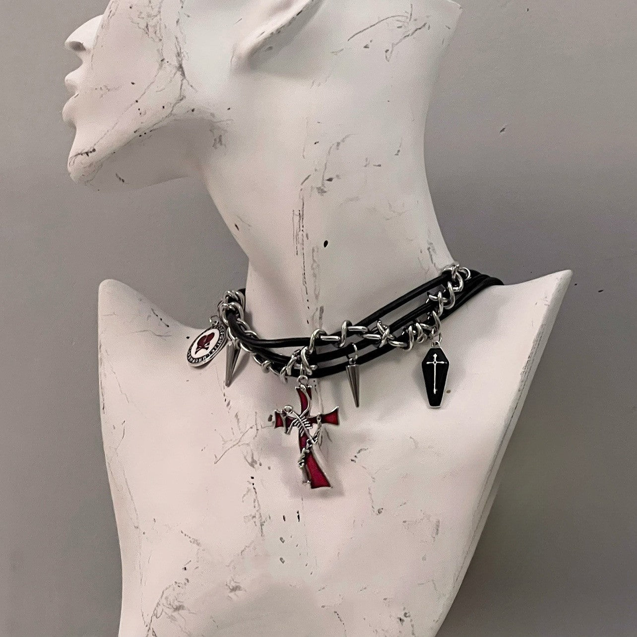 Twisting Metal Chain Leather Choker